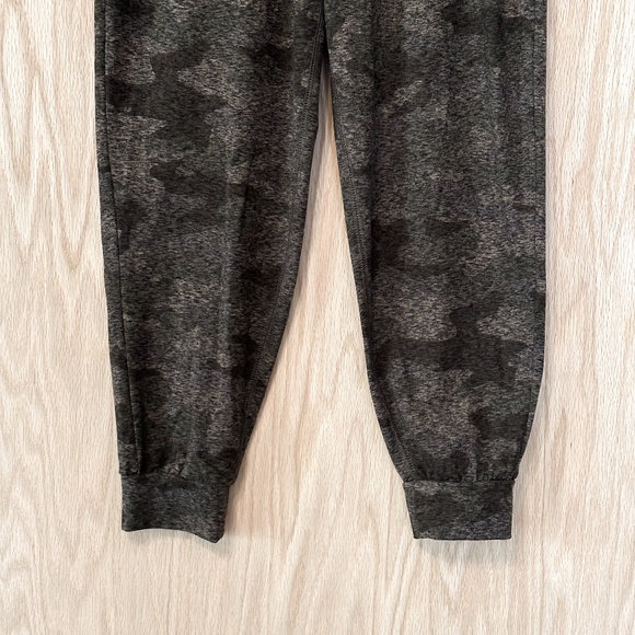 Feat Roam Joggers in Combat Sz XS - Picture 3 of 10